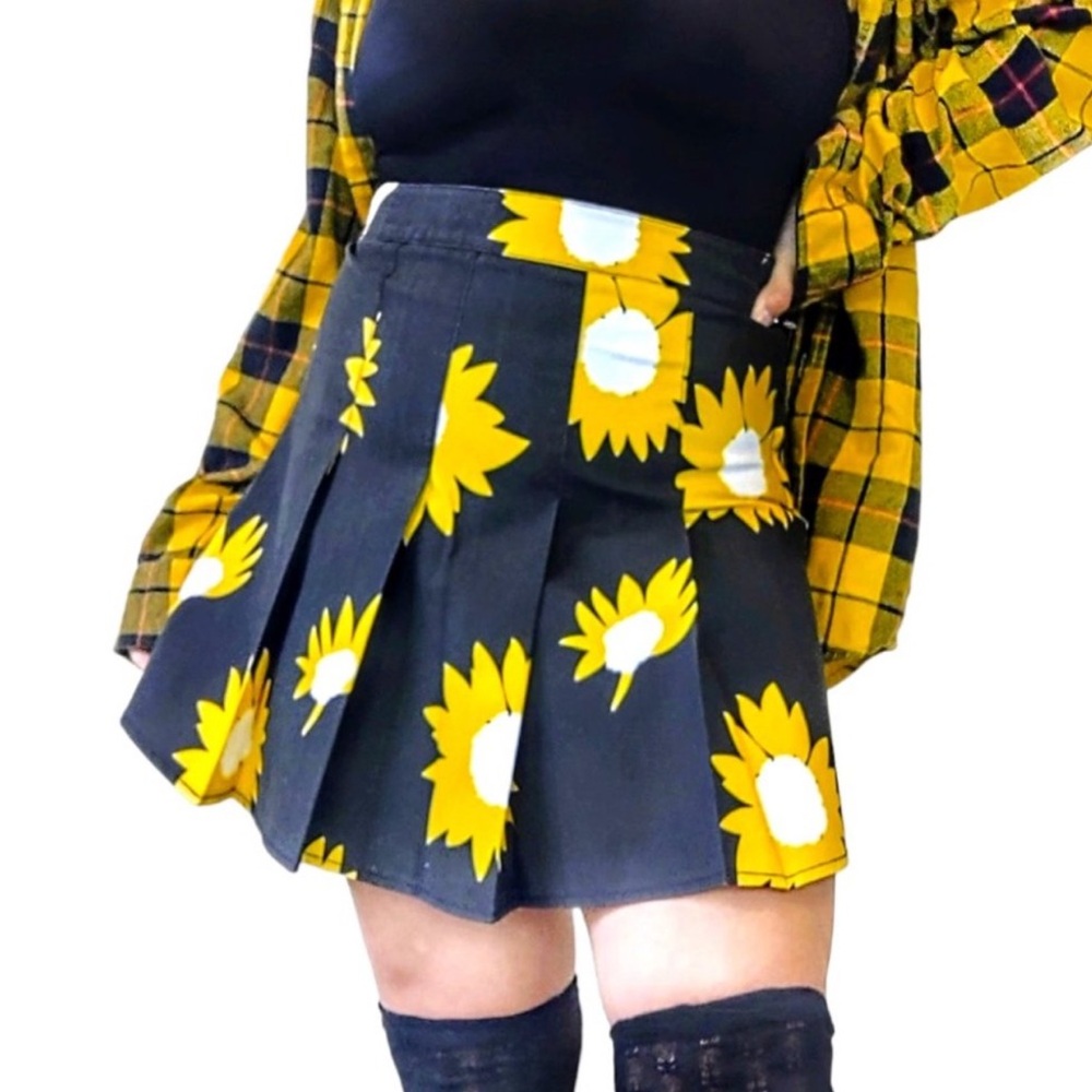 ✨FREE SHIPPING✨ 🌻Obey high-waisted sunflower print tennis mini skirt 🌻